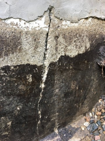 House foundation cracks before repair